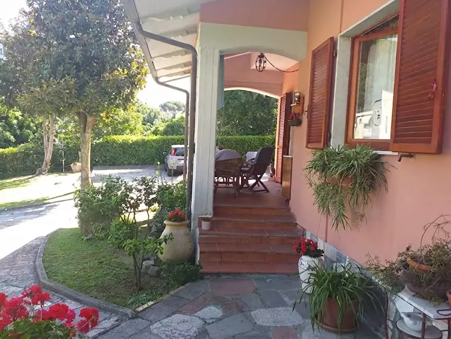 Immagine 21 di Villa in vendita  a Carrara