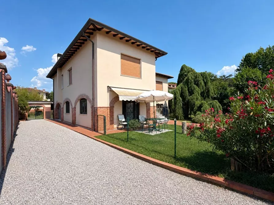 Immagine 17 di Villa in vendita  a Lucca