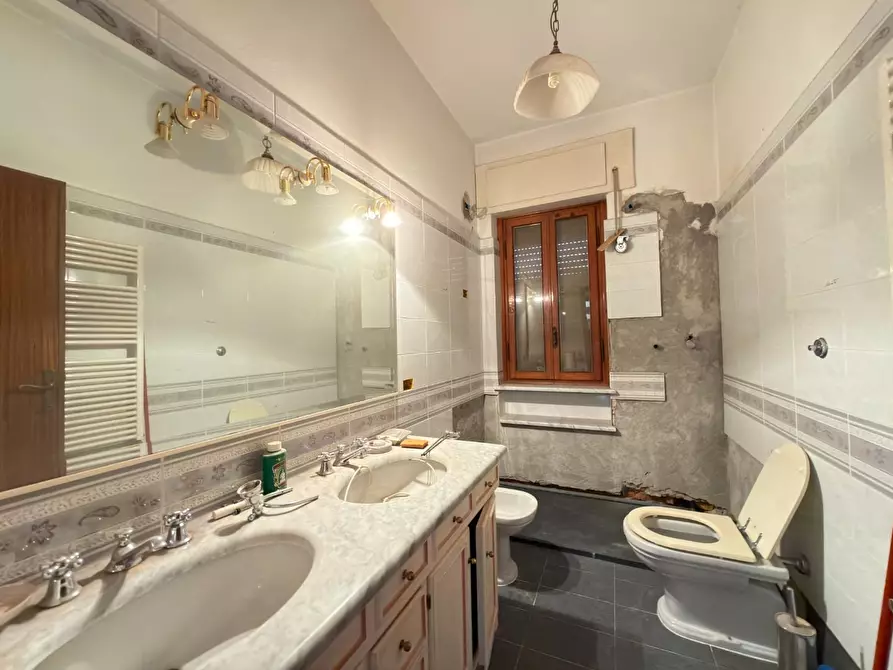 Immagine 15 di Villa in vendita  a Lucca