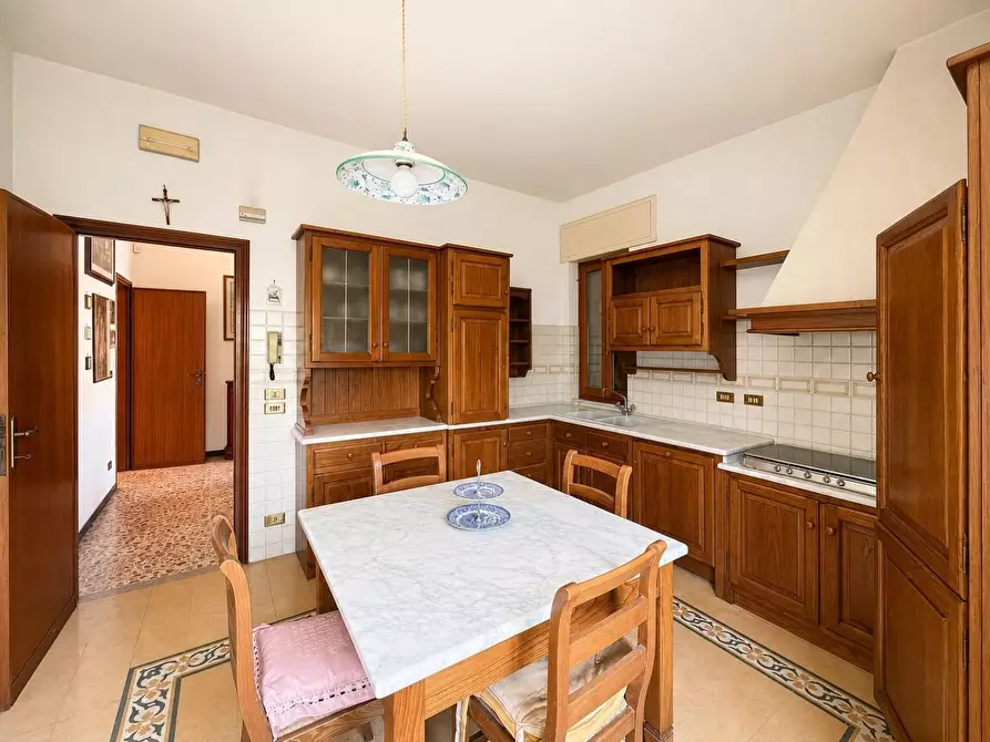 Immagine 9 di Villa in vendita  a Lucca
