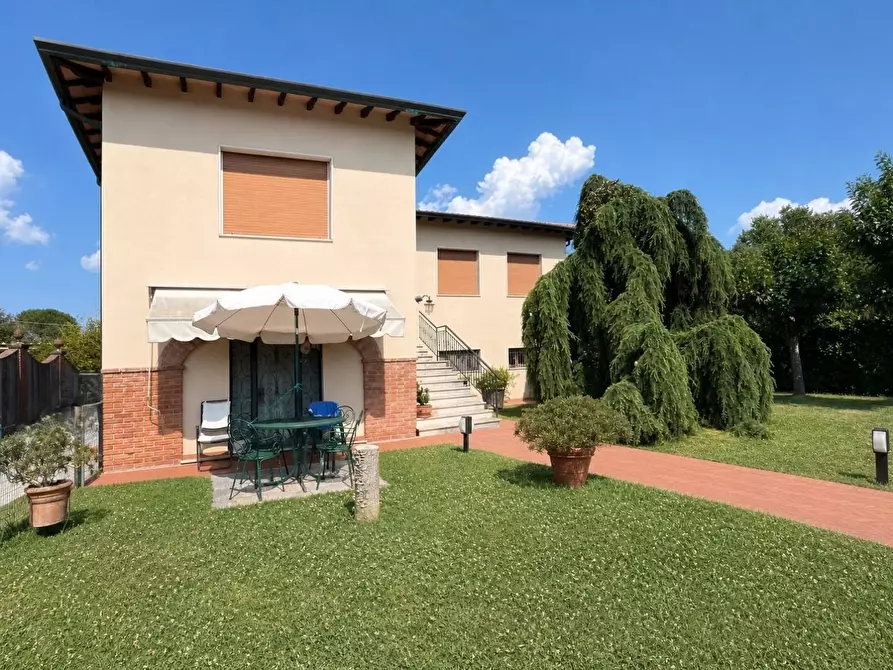 Immagine 1 di Villa in vendita  a Lucca