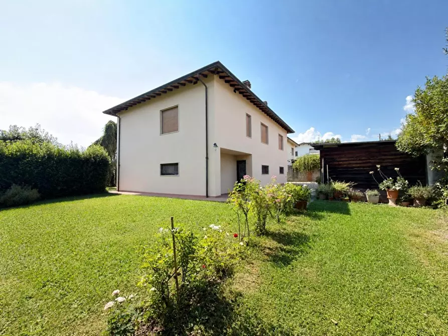 Immagine 4 di Villa in vendita  a Lucca