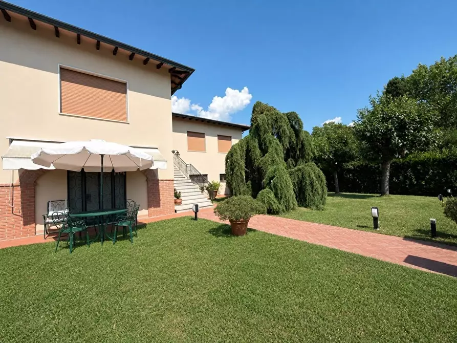 Immagine 3 di Villa in vendita  a Lucca