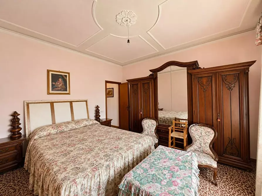Immagine 11 di Villa in vendita  a Lucca