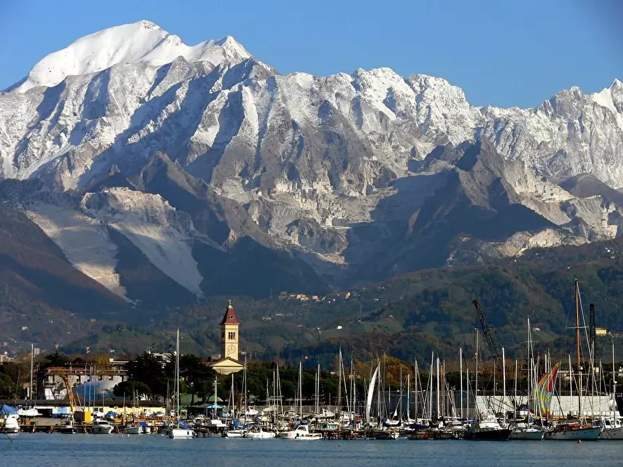 Immagine 1 di Mansarda in vendita  a Carrara
