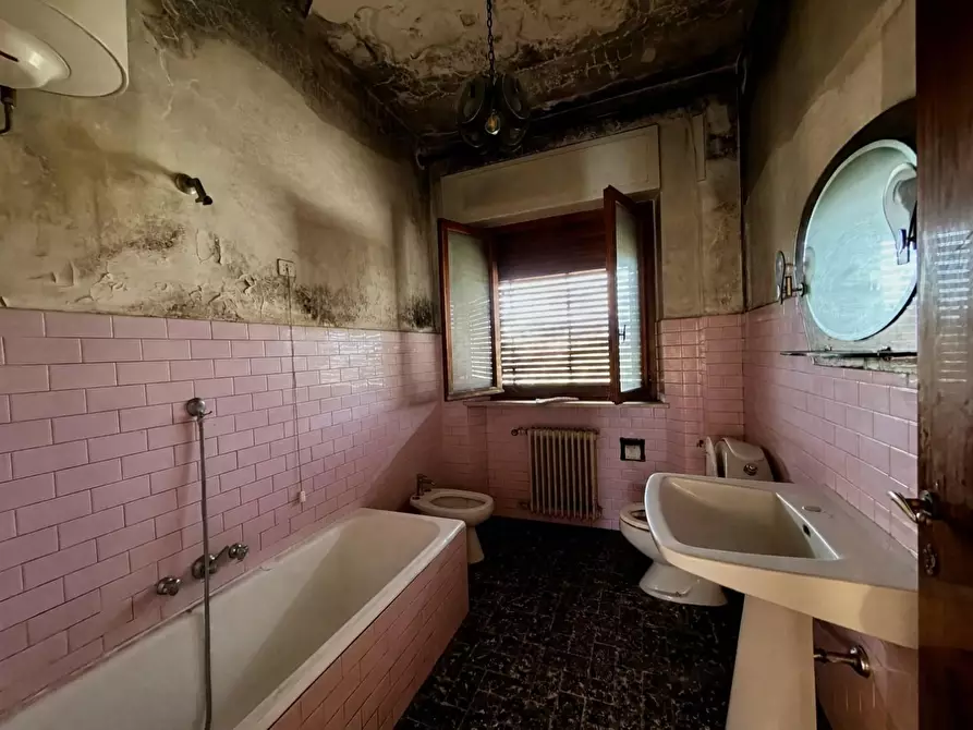 Immagine 18 di Villa in vendita  a Lucca