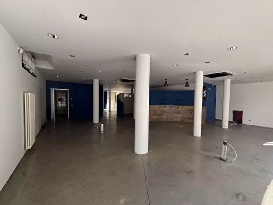 Immagine 3 di Negozio in vendita  a Vigevano
