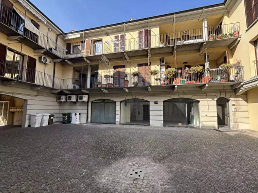 Immagine 2 di Negozio in vendita  a Vigevano