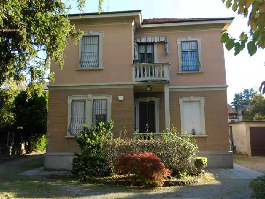 Immagine 1 di Villa in vendita  a Saronno
