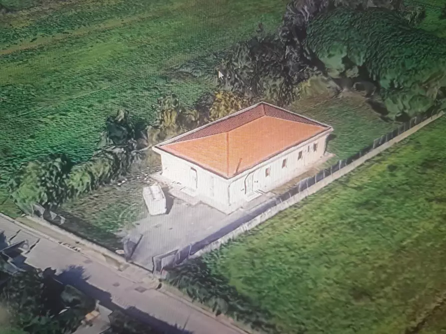 Immagine 1 di Magazzino in vendita  a Cascina