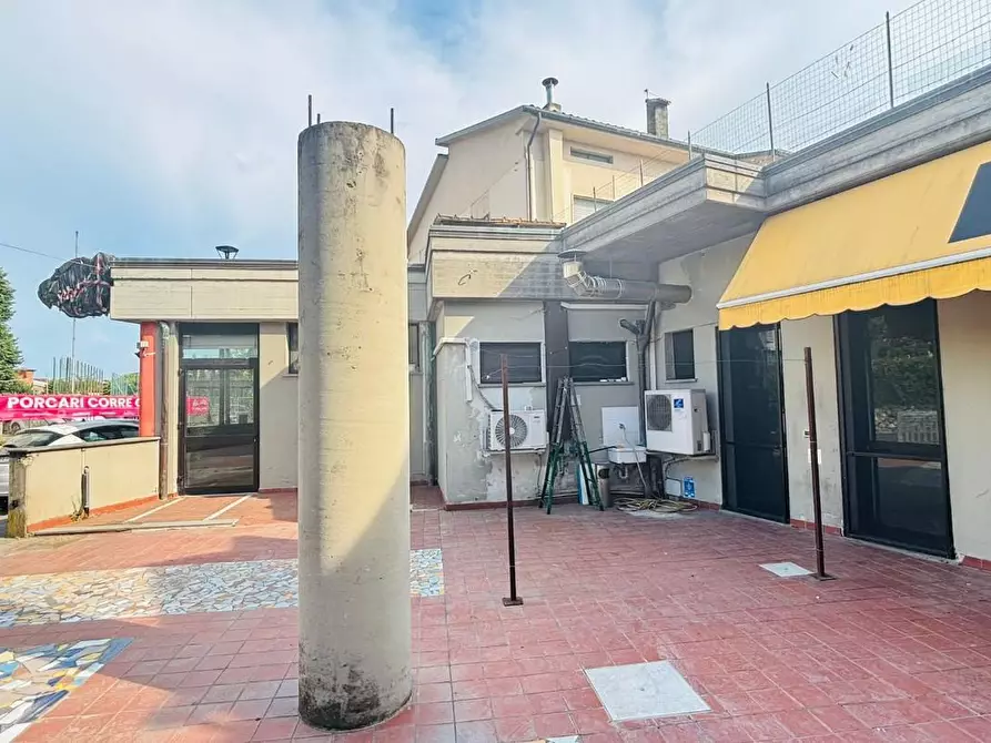 Immagine 7 di Locale commerciale in affitto  a Porcari