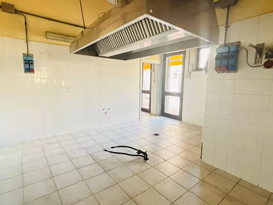 Immagine 13 di Locale commerciale in affitto  a Porcari