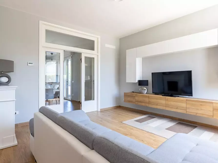 Immagine 7 di Villa in vendita  a Cascina