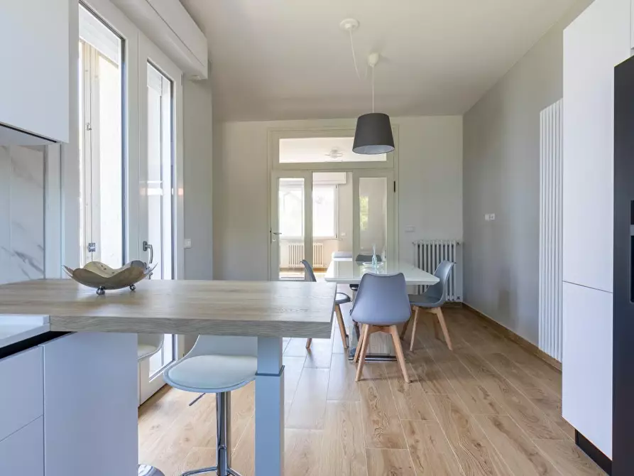 Immagine 11 di Villa in vendita  a Cascina
