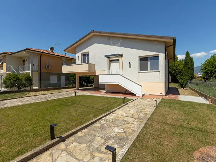 Immagine 2 di Villa in vendita  a Cascina