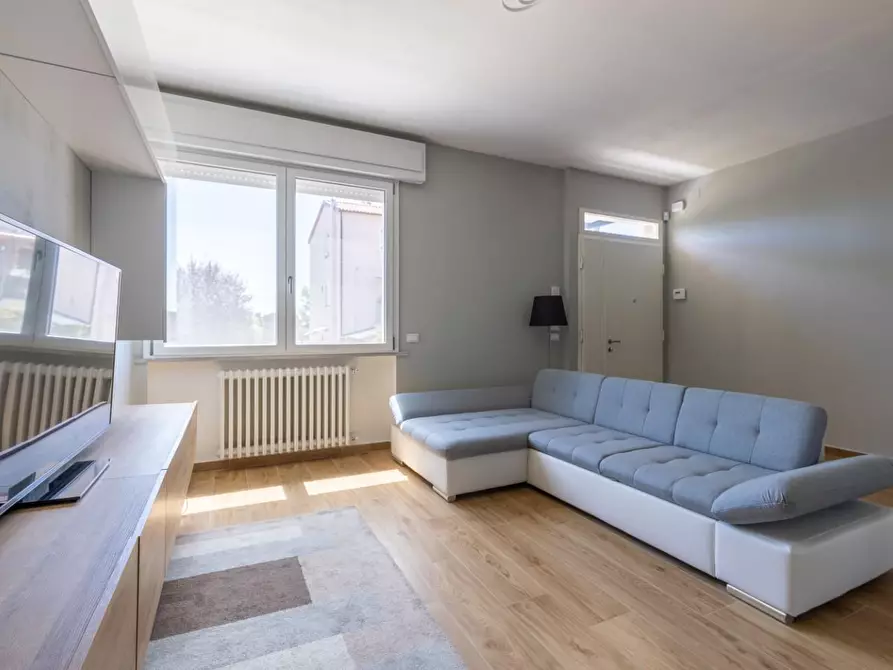 Immagine 4 di Villa in vendita  a Cascina