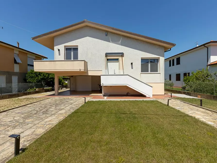 Immagine 1 di Villa in vendita  a Cascina