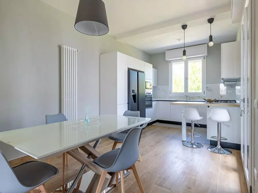 Immagine 9 di Villa in vendita  a Cascina
