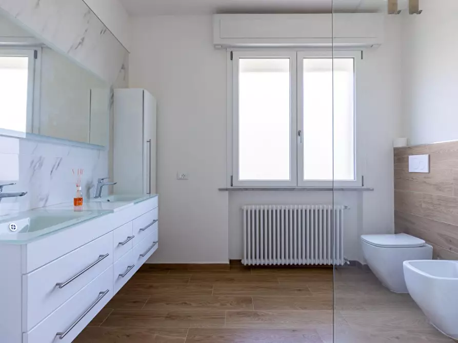 Immagine 18 di Villa in vendita  a Cascina