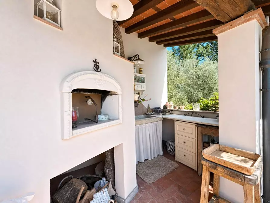 Immagine 38 di Rustico / casale in vendita  a Lucca
