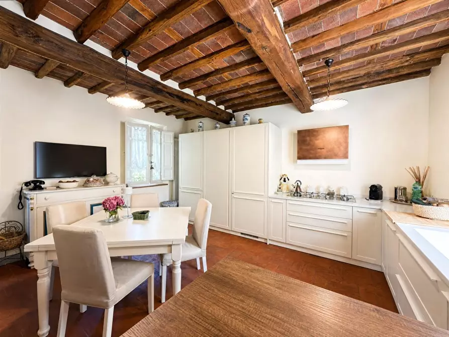 Immagine 8 di Rustico / casale in vendita  a Lucca
