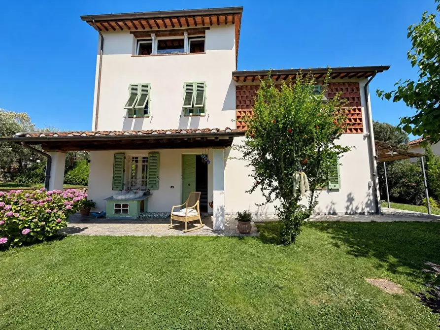 Immagine 3 di Rustico / casale in vendita  a Lucca