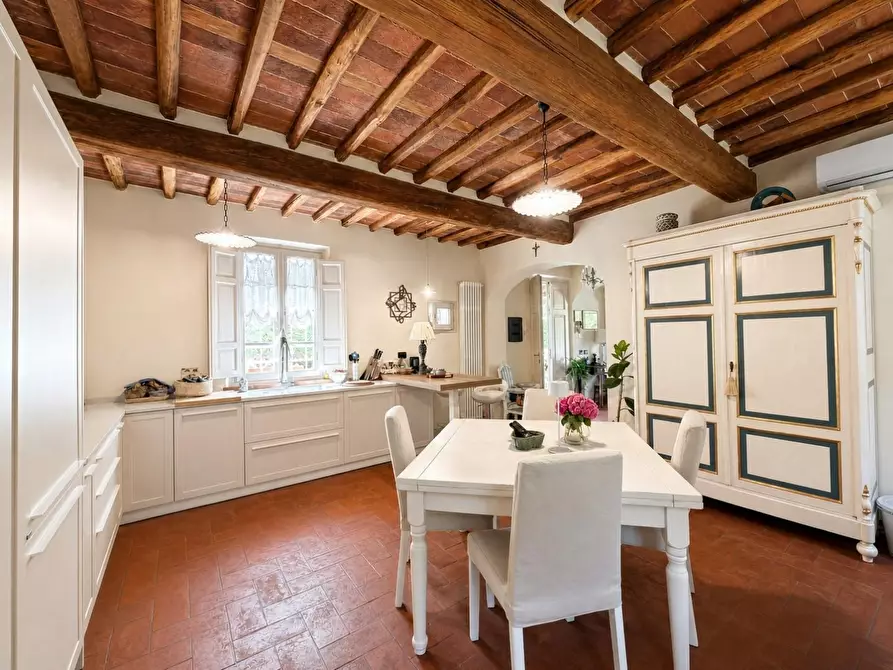 Immagine 9 di Rustico / casale in vendita  a Lucca
