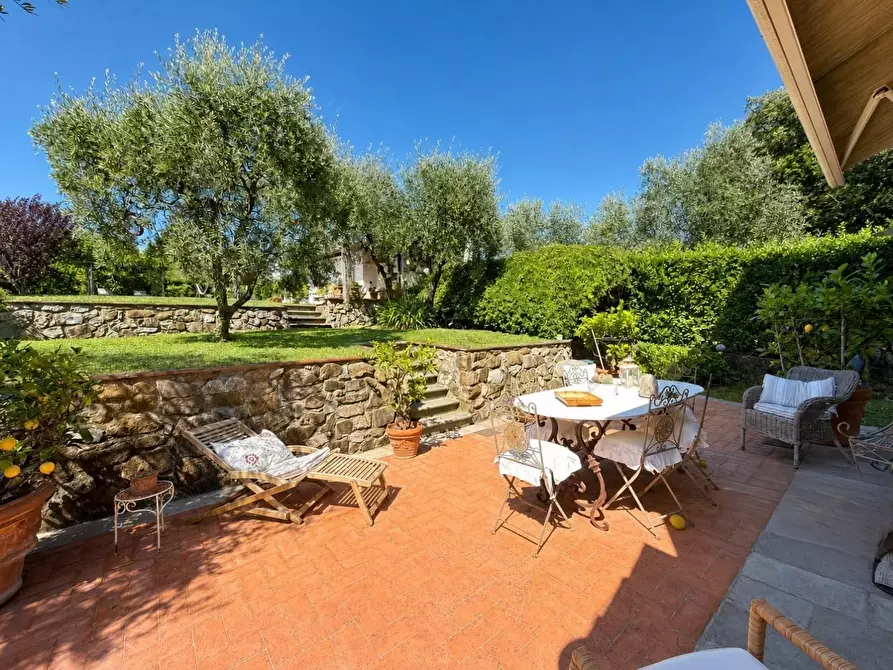 Immagine 7 di Rustico / casale in vendita  a Lucca