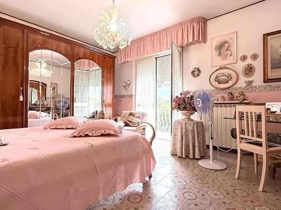 Immagine 11 di Casa semindipendente in vendita  a Massa