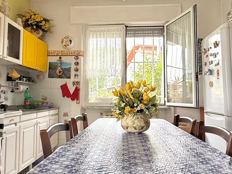 Immagine 3 di Casa semindipendente in vendita  a Massa