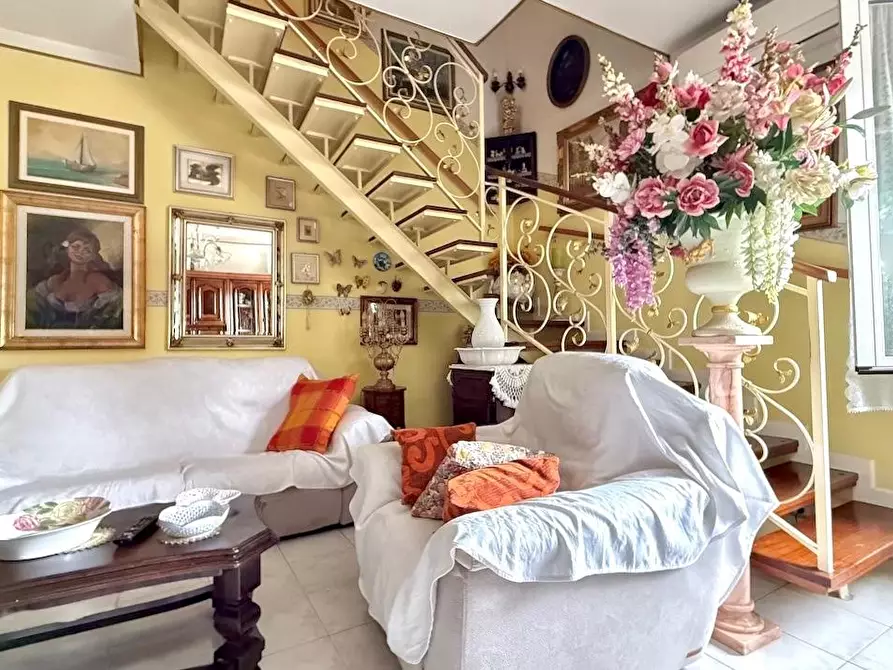 Immagine 8 di Casa semindipendente in vendita  a Massa