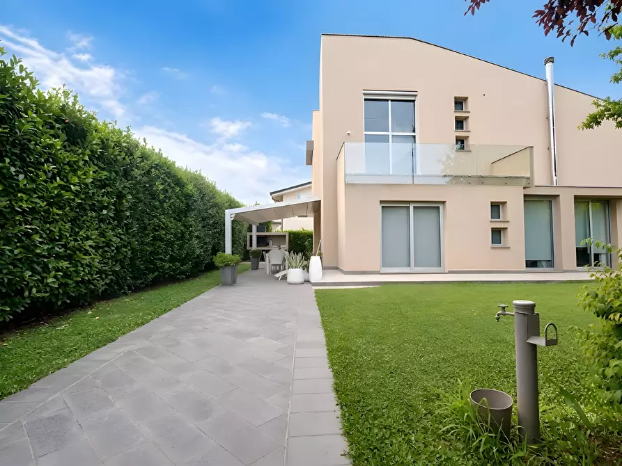 Immagine 1 di Villa in vendita  a Fucecchio