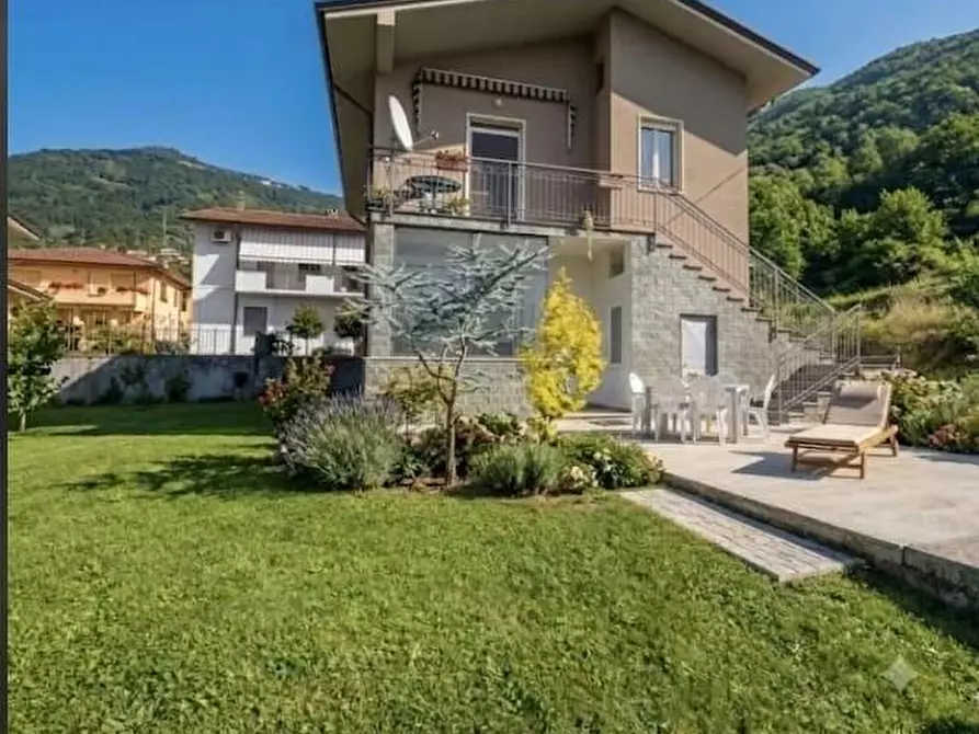 Immagine 1 di Villa in vendita  a Carrara
