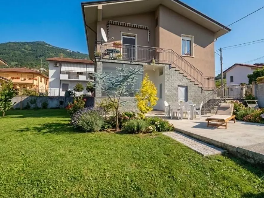 Immagine 2 di Villa in vendita  a Carrara