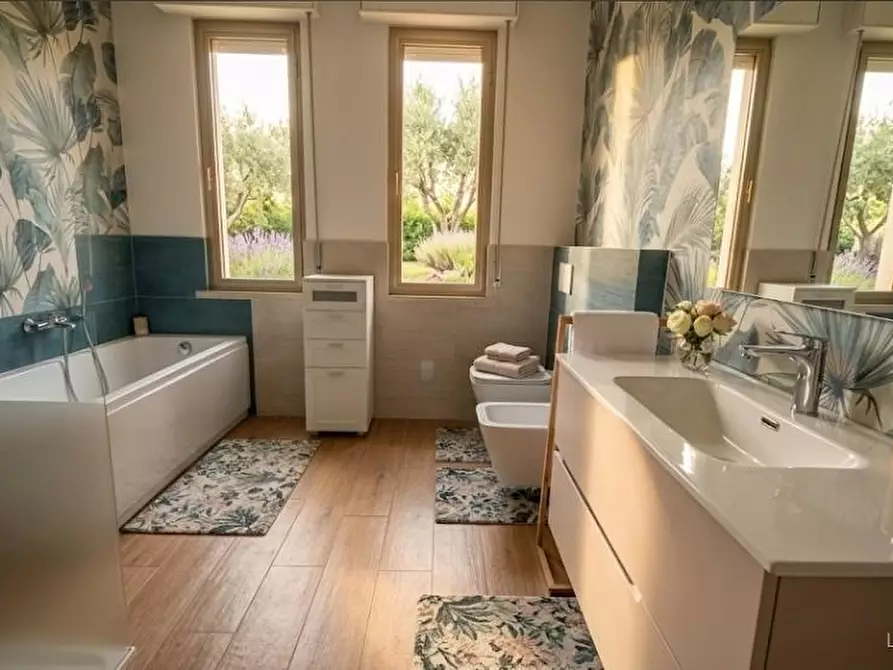 Immagine 10 di Villa in vendita  a Carrara