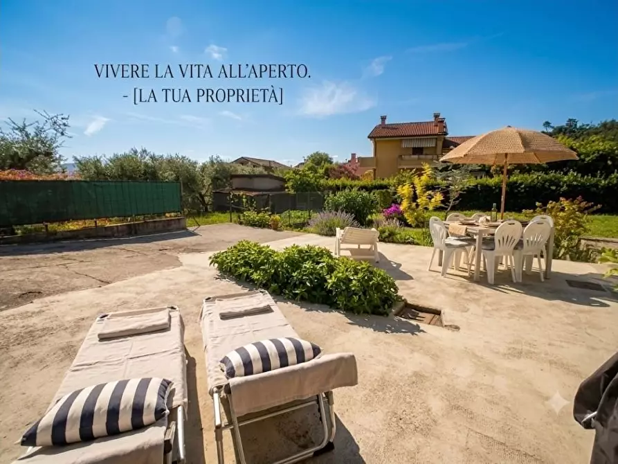 Immagine 3 di Villa in vendita  a Carrara