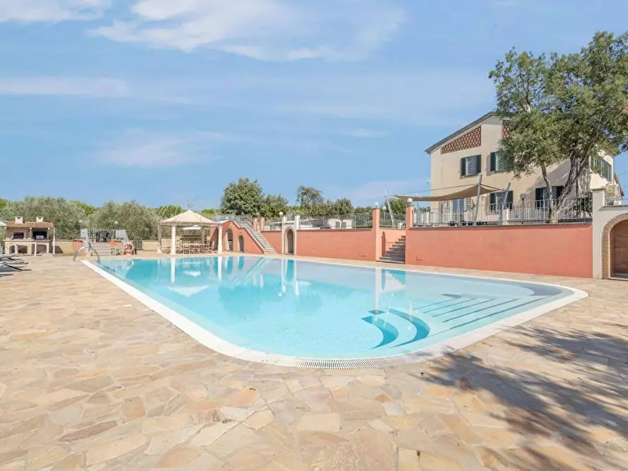 Immagine 1 di Villa in vendita  a Cecina