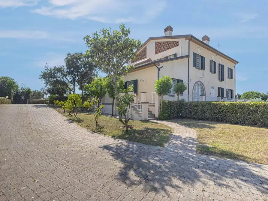 Immagine 7 di Villa in vendita  a Cecina