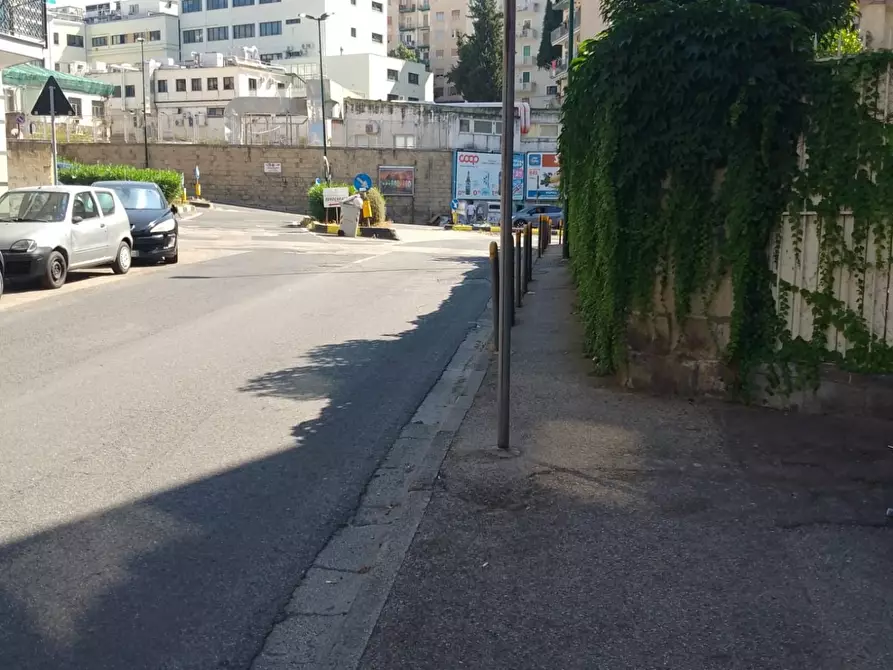 Immagine 2 di Negozio in affitto  a Napoli