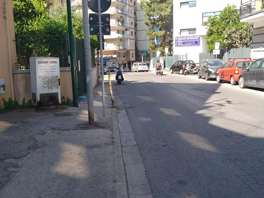 Immagine 1 di Negozio in affitto  a Napoli