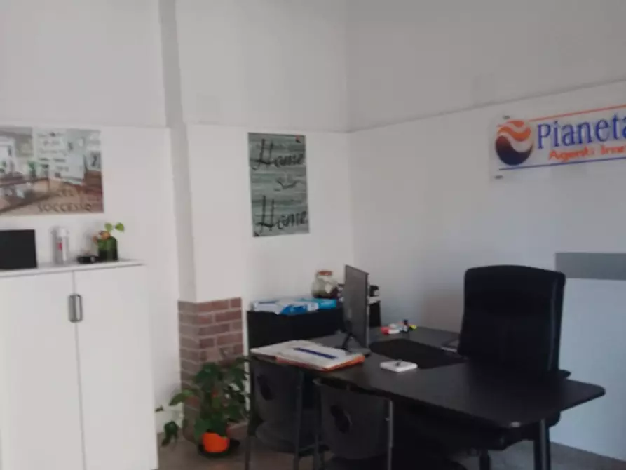 Immagine 11 di Negozio in affitto  a Napoli