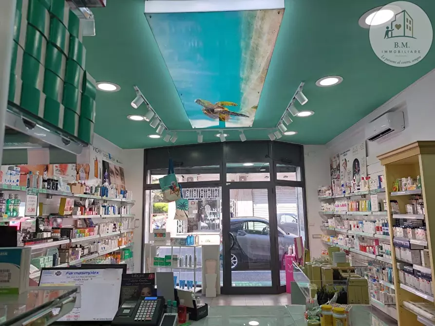 Immagine 8 di Attività commerciale in vendita  a Roma