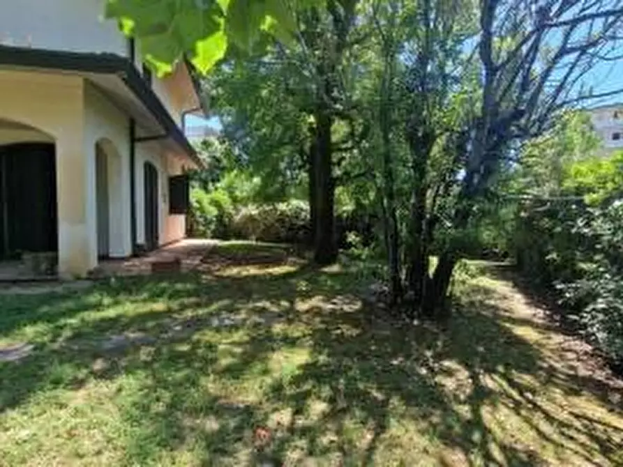 Immagine 8 di Villa in vendita  a Viareggio