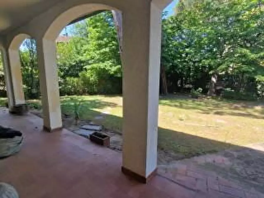 Immagine 11 di Villa in vendita  a Viareggio