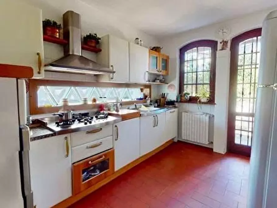 Immagine 4 di Villa in vendita  a Viareggio