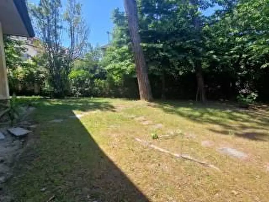 Immagine 9 di Villa in vendita  a Viareggio