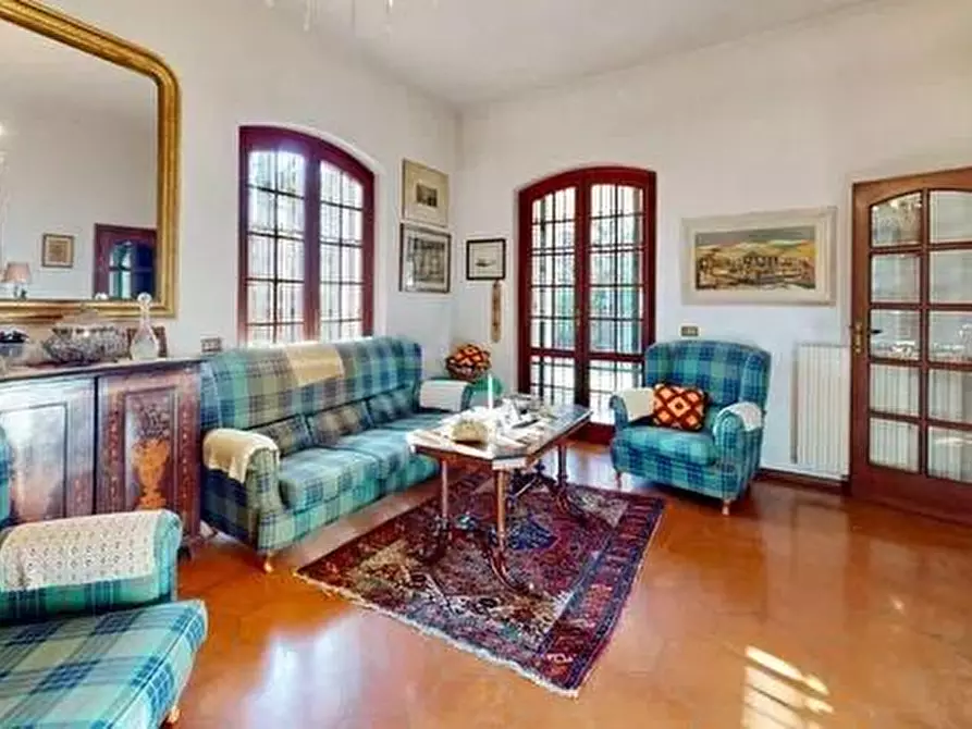 Immagine 2 di Villa in vendita  a Viareggio