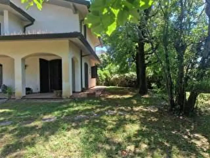 Immagine 10 di Villa in vendita  a Viareggio