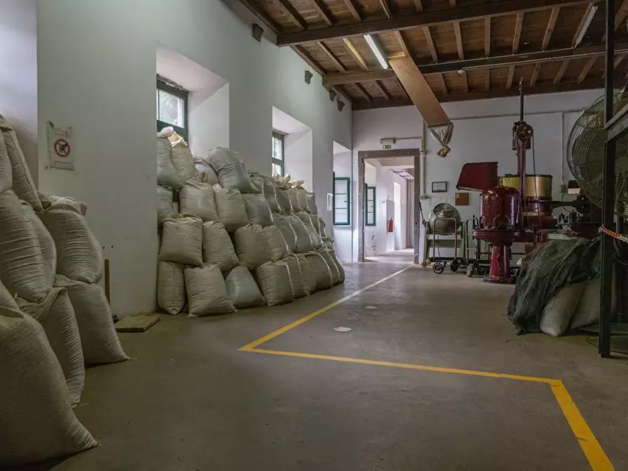 Immagine 1 di Magazzino in vendita  a Volpiano