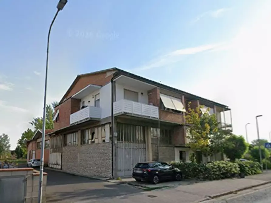 Immagine 1 di Magazzino in vendita  a Pontedera